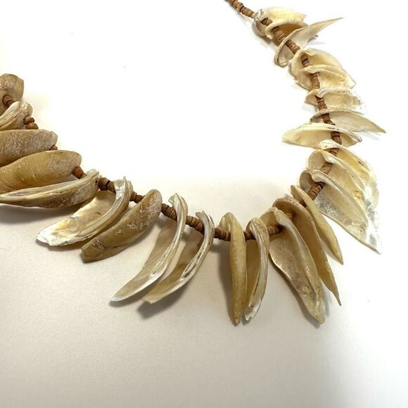 Shell necklace with wooden beads - Picture 10 of 10